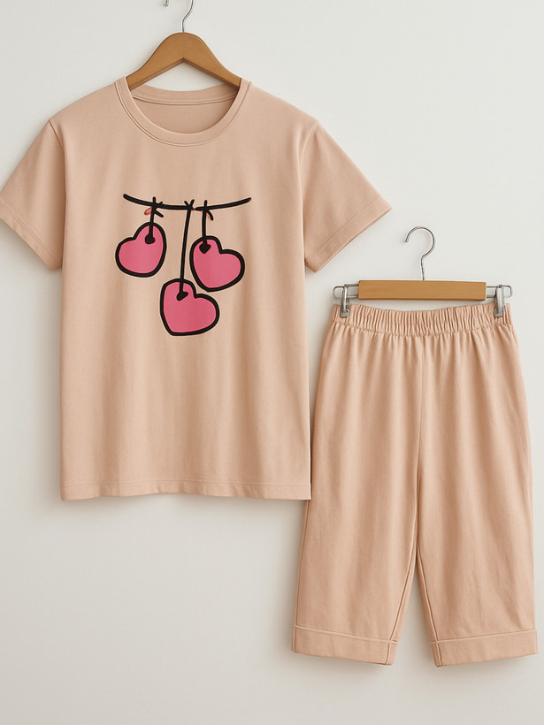 ست تیشرت و شلوارک زنانه با رنگ کرم روشن، طراحی ساده و خنک برای استایل تابستونی راحت. تیشرت آستین کوتاه با یقه گرد و شلوارک آزاد با برش راحت.