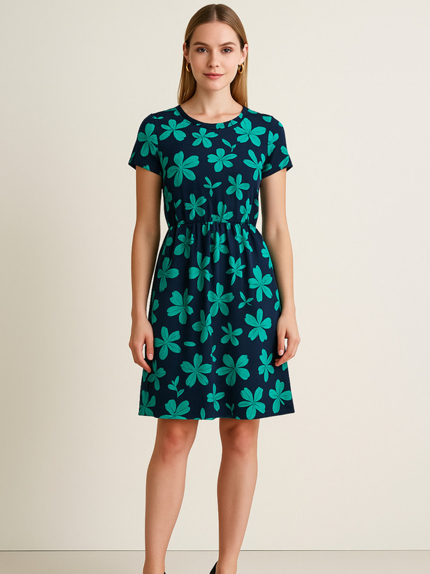 مدل لباس رو با تنخور آزاد و راحت پوشیده؛ پارچه سبک و گلدارش حس لطافت و خنکی رو توی استایل تابستونی کامل میکنه.