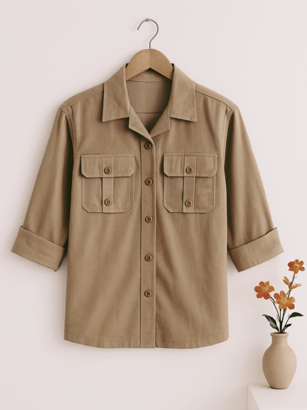 شومیز زنانه کرم تیره با جیب دوتایی و آستین فلشدار روی چوبلباسی