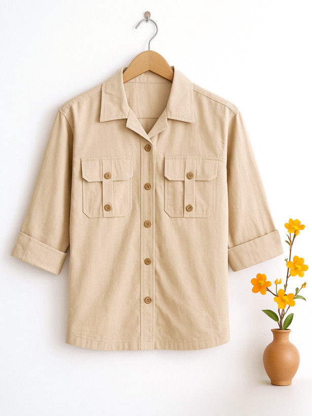 شومیز زنانه کرم روی چوبلباسی با جیب صلیب و آستین فلشدار