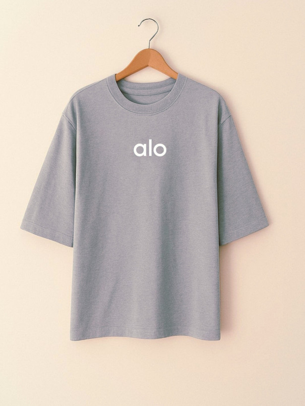 تیشرت زنانه طوسی با نوشته ظریف alo، در ترکیب با آستینهای بلند ، انتخابی خنثی و کاربردی برای استایل روزمره است
