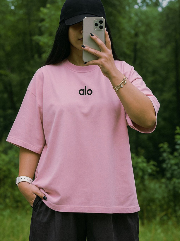 تیشرت زنانه با فیت آزاد و آستینهای بلند، روی تن بهصورت رها و راحت میایستد و برای استایلهای کژوال و روزمره انتخاب مناسبیست.