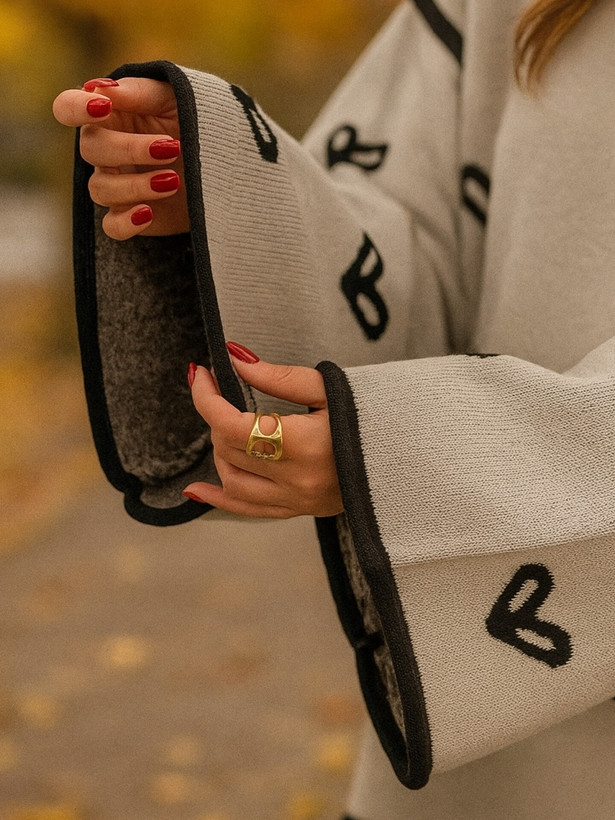 نمای نزدیک از آستین بلوز بافت زنانه طرح قلب، بافت ریز و جنس آکرلیک باکیفیت